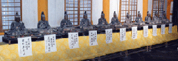 鑁阿寺経堂に安置される足利氏歴代将軍坐像の写真