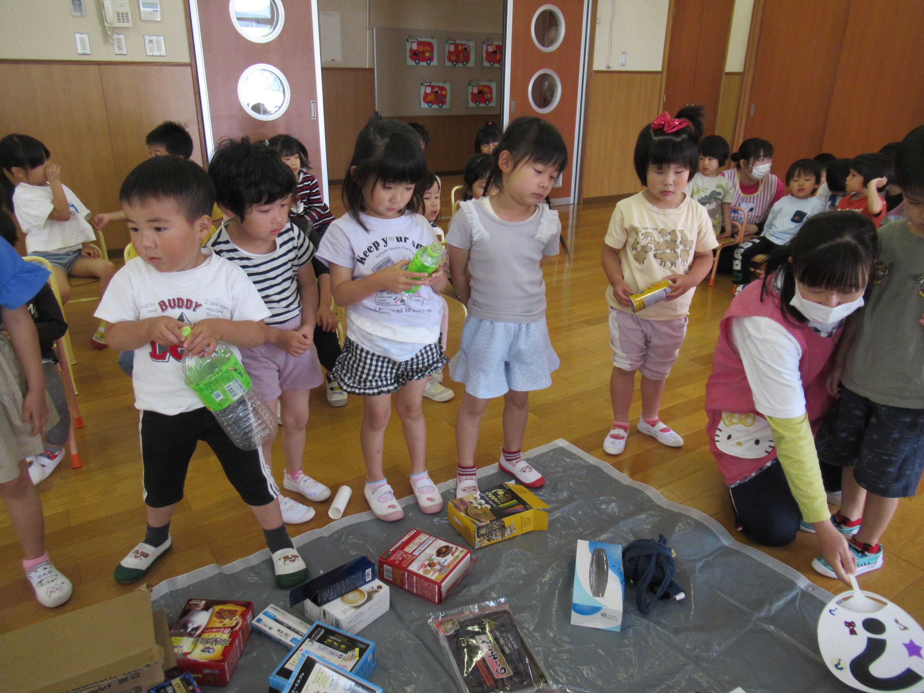 子どもがゴミの分別をしている写真