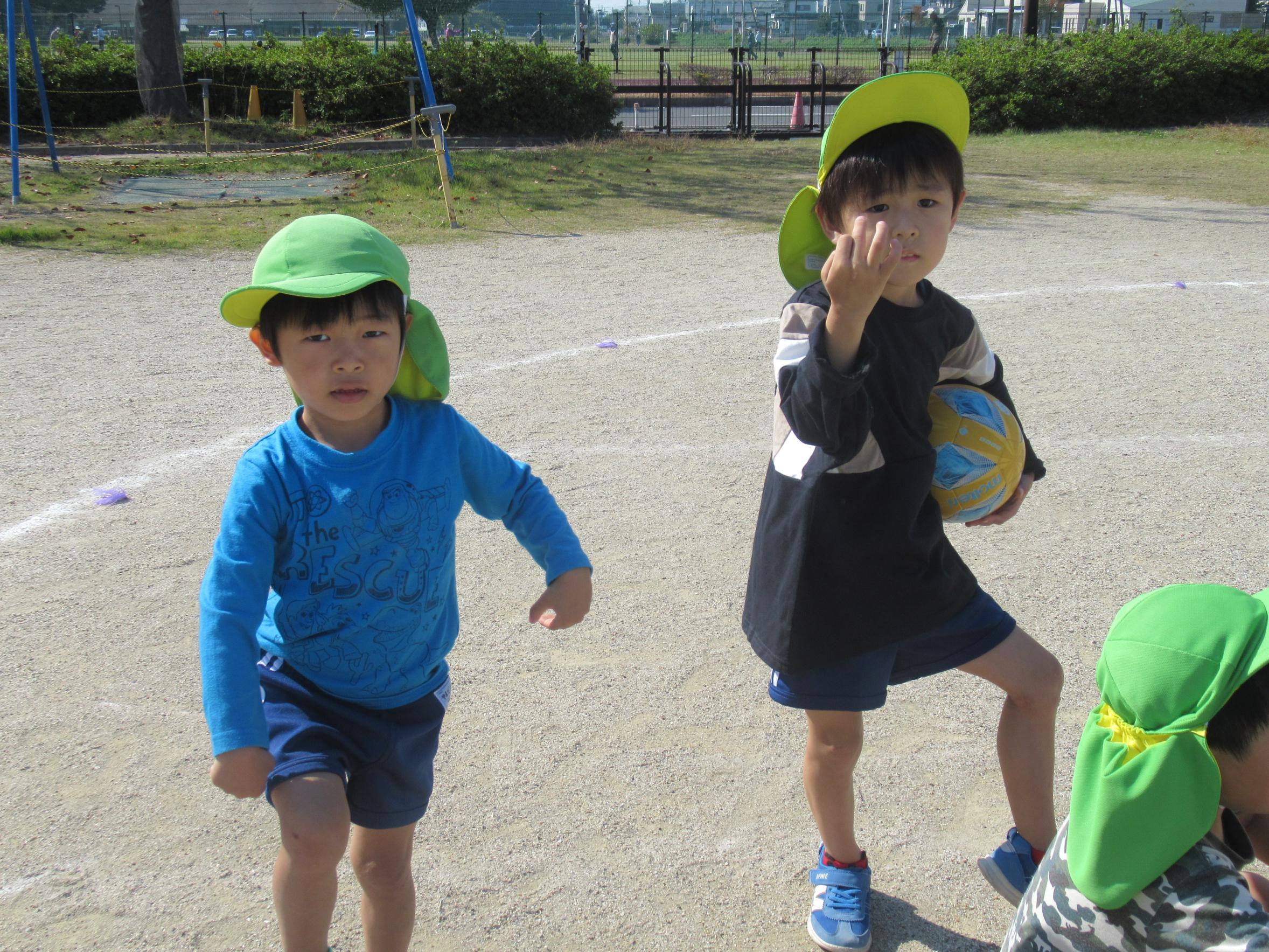 子どもがサッカーをしている写真