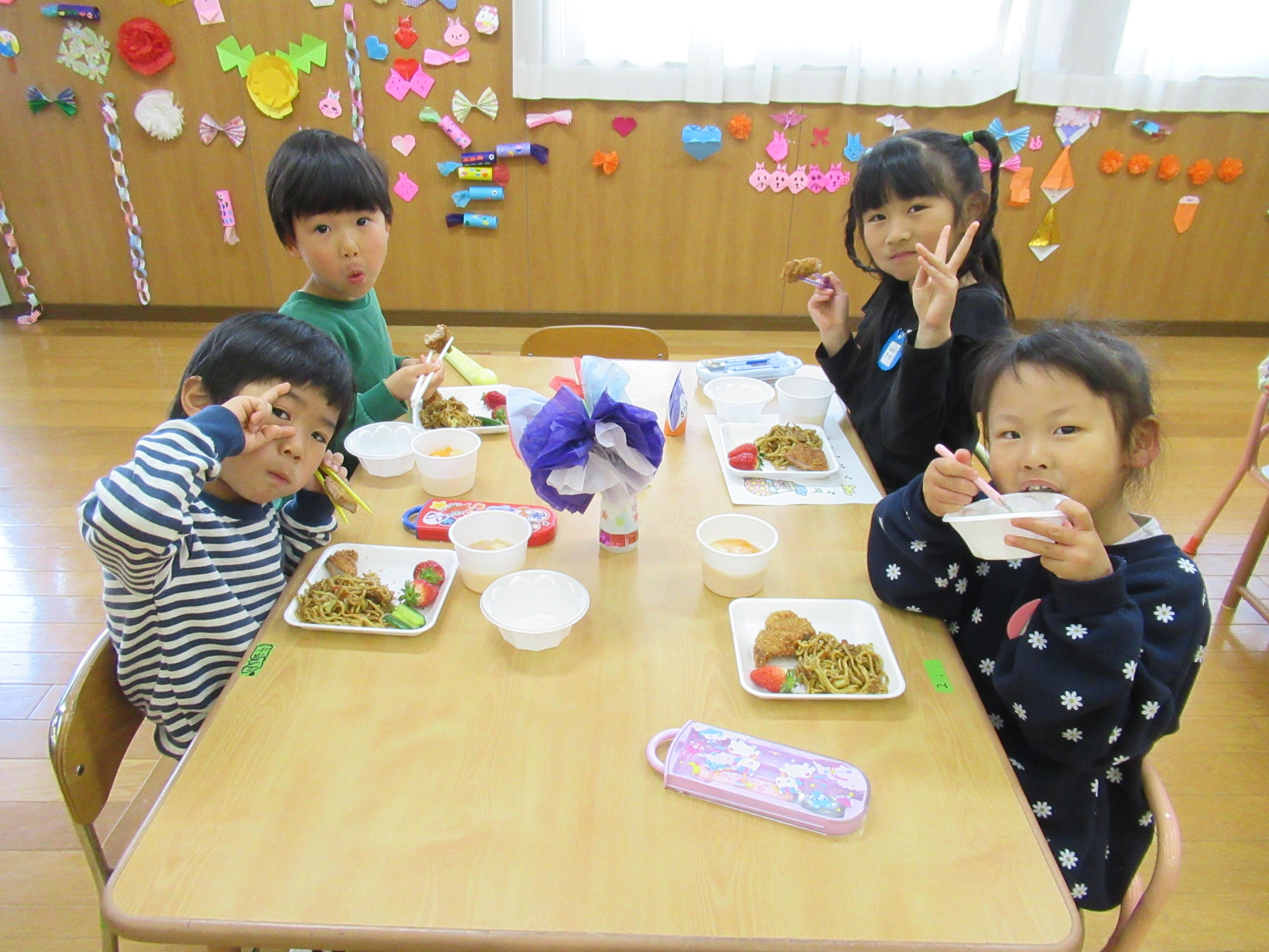 子どもが給食を食べている写真