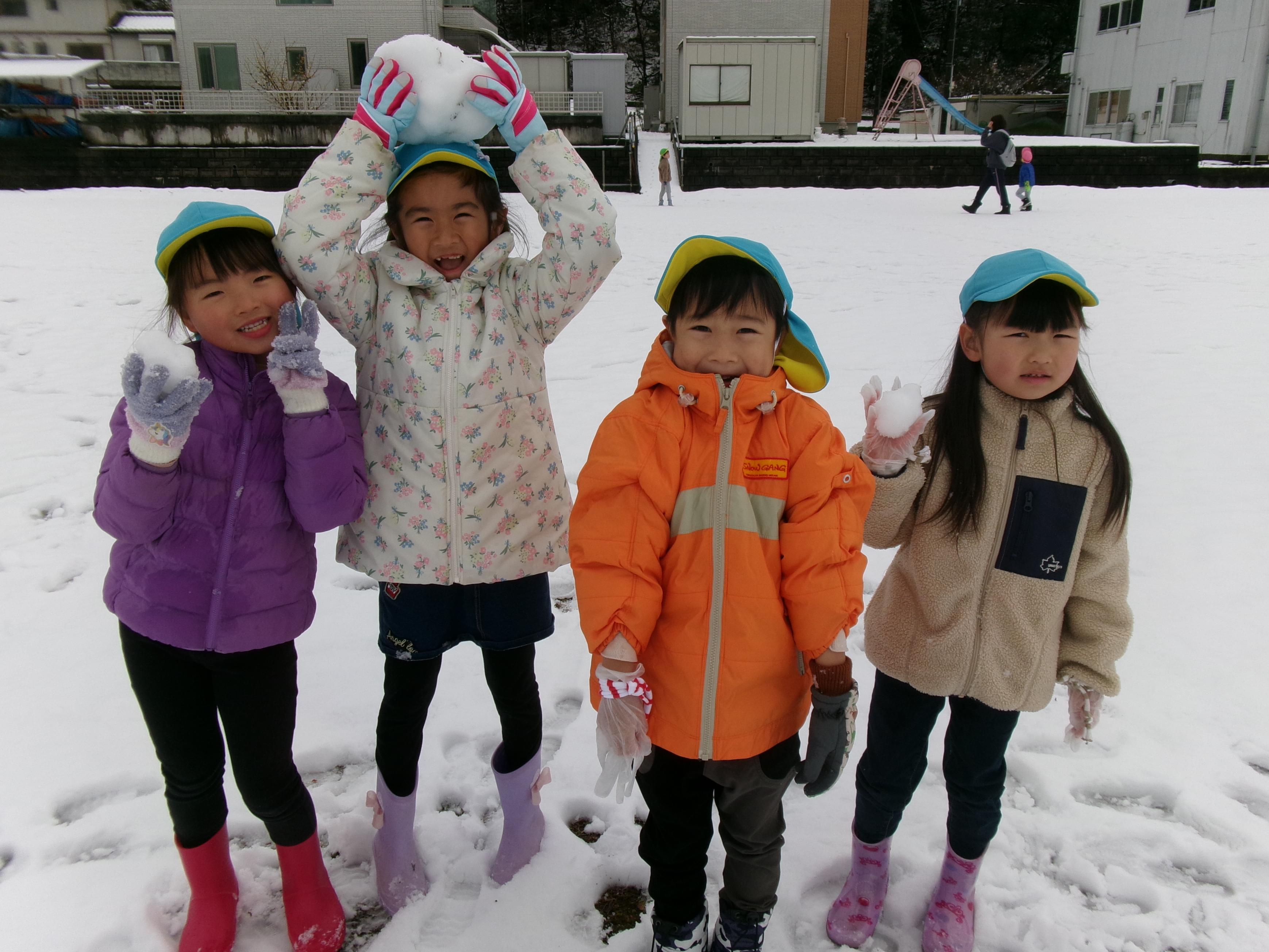 子どもが雪遊びをしている写真