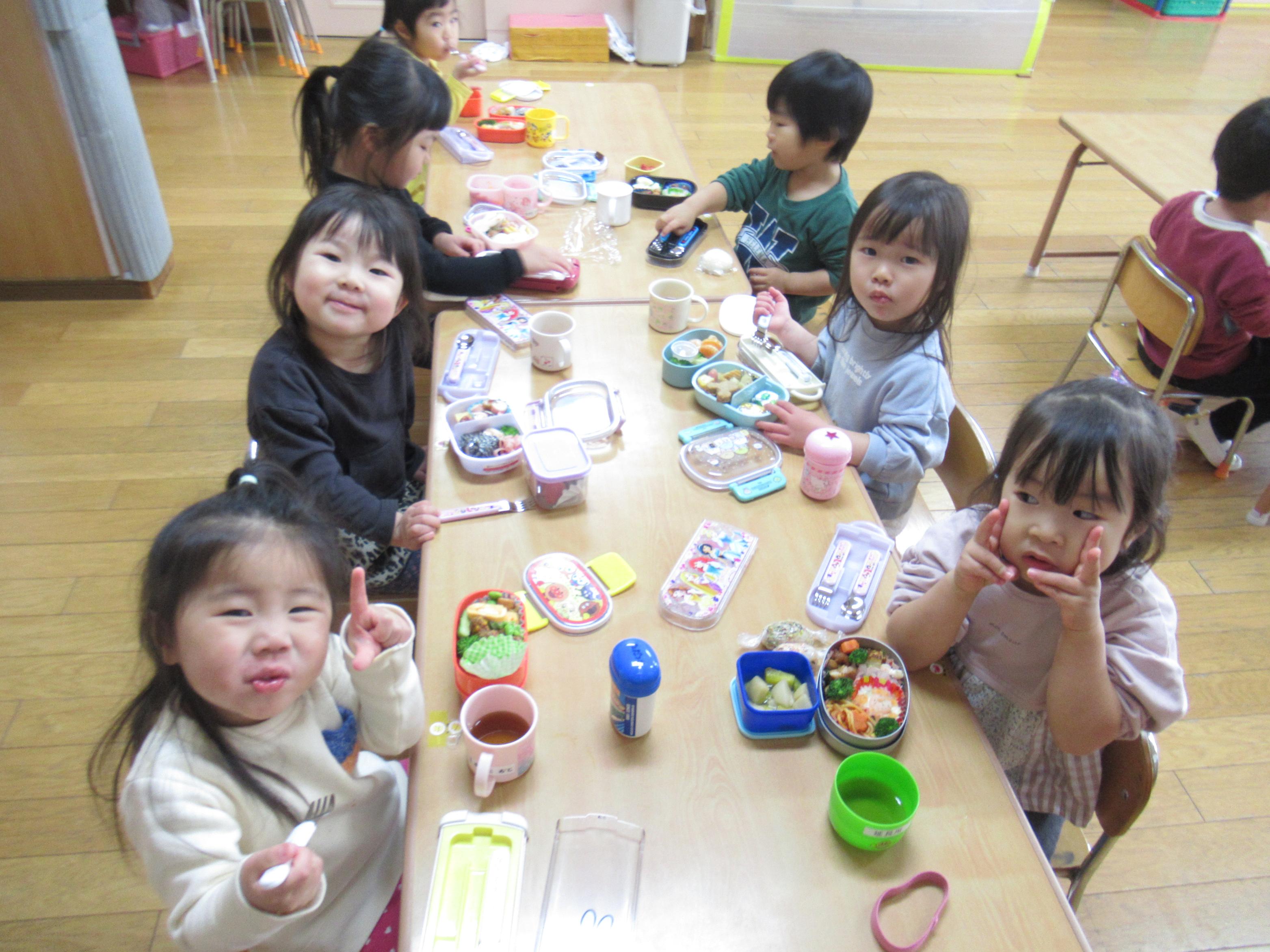 子どもがお弁当を食べている写真