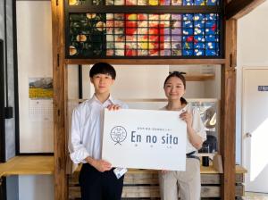 新しいロゴデザイン発表の様子