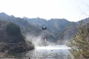 自衛隊ヘリによる松田ダムでの給水作業の様子