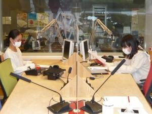 スタジオでラジオの収録をする受講生の写真