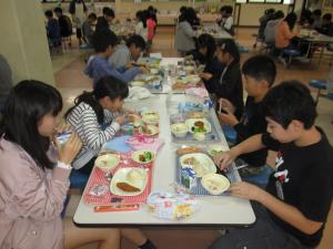 食事中の様子の写真