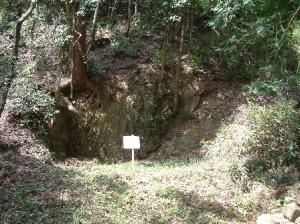 整備前の供養塔覆屋跡（建物2）の写真