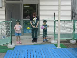 子どもがテープカットをしている写真