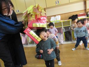 獅子舞にかまれている子どもの写真