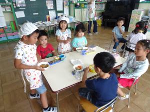 給食を配っている写真