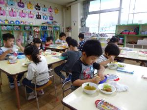 幼児の給食を食べている写真