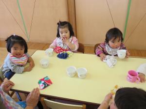 乳児クラスが午前のおやつを食べている様子の写真です