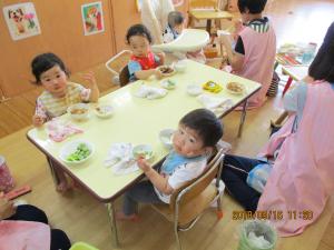 つくし組の子どもたちがみんなで給食を食べている様子の写真です