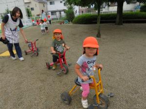 三輪車に乗っている様子の写真