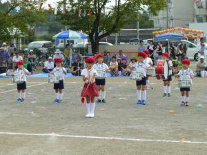 運動会で5歳児が鼓笛隊の演奏をしているところです。