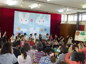 ミニ発表会で2歳児クラスが手遊びを披露しているところです。