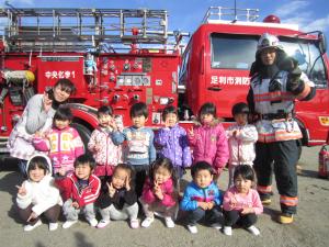 総合避難訓練で3歳児が消防車の前に集合しているところです。