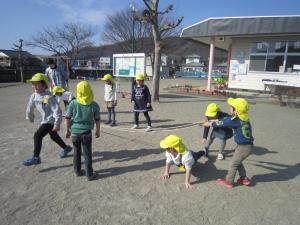 5歳児が縄跳びで遊んでいるところです。