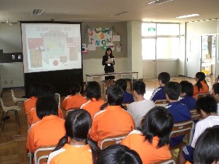 複数の中学一年生が講座を受講している様子