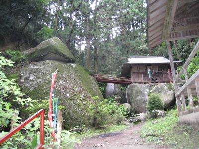名草の巨石群と岩の上の厳島神社の写真です。