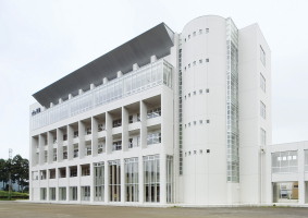 白鷗大学足利高等学校富田キャンパス6号館の外観写真