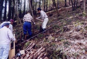 里山の遊歩道を整備している様子の写真