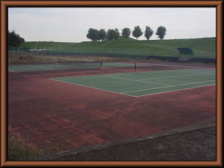 毛野東部工業団地南公園のテニスコートの写真