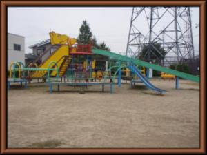 堀里南公園に設置されているキリンの大型複合遊具の写真