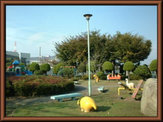 緑が多い福富公園の遊戯広場の写真