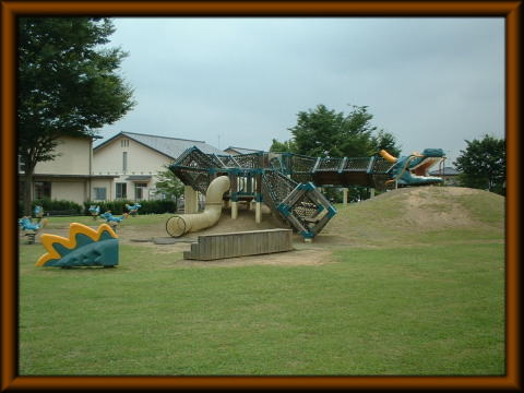 利保公園の中にある龍の形をした複合遊具の写真