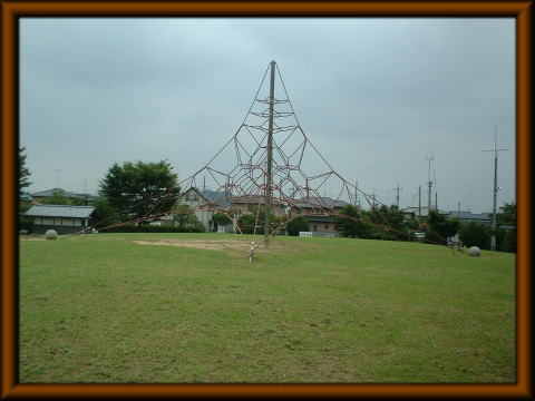 利保公園の中にある、クライミング遊具の写真