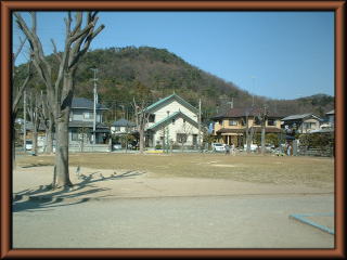 毛野団地西児童公園の中の広場の写真