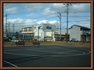 西久保田工業団地2号公園にあるバスケットボールコートの写真