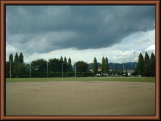 小俣公園の広々とした野球場の写真