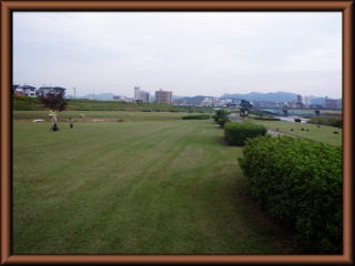 本町緑地の芝生広場の写真