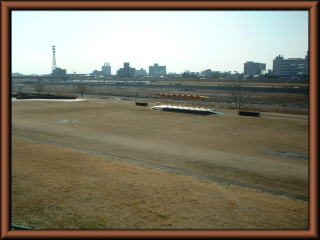 中橋緑地の広場と野外ステージの写真