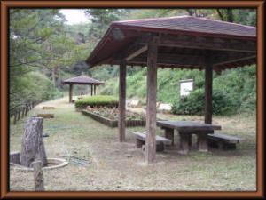 山前公園内の休憩施設の写真