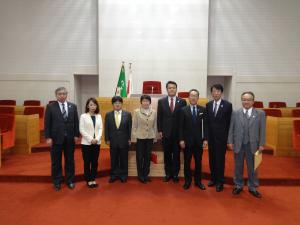 小松市議会議場にての写真