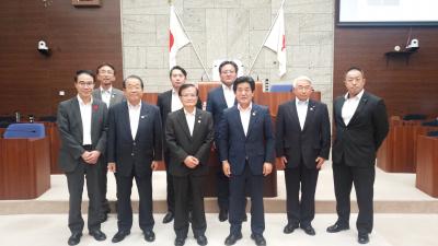 秦野市議会議場にての写真