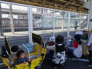 足利駅で電車を見るこどもたちの写真