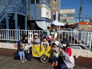 電車の前で記念撮影