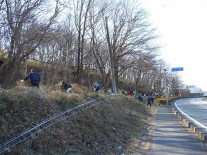 会員が除草作業をしている様子の写真