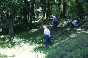 小俣上野田町自治会のメンバーが草刈りをおこなっている様子の写真