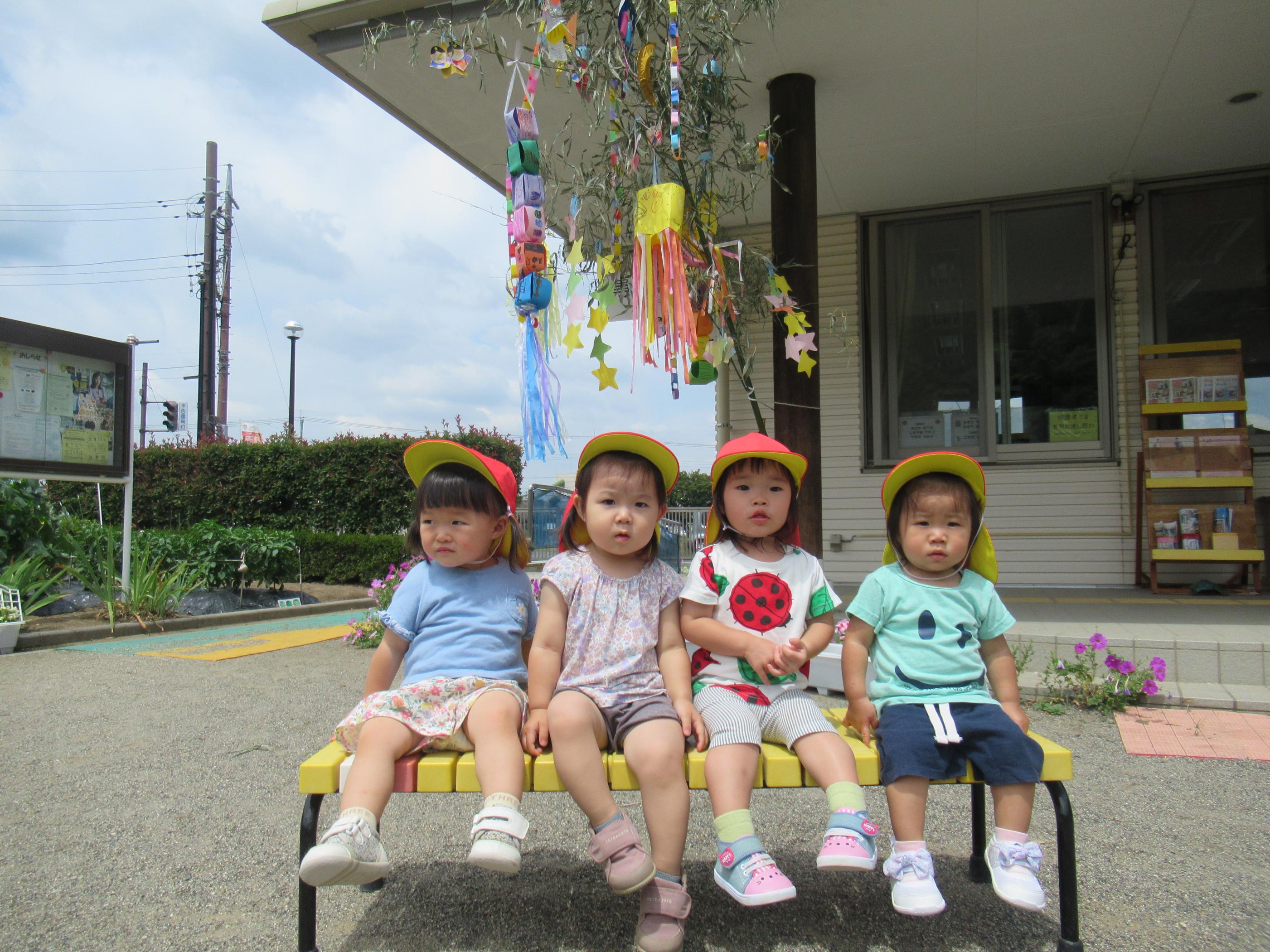 子どもが笹の前にいる写真