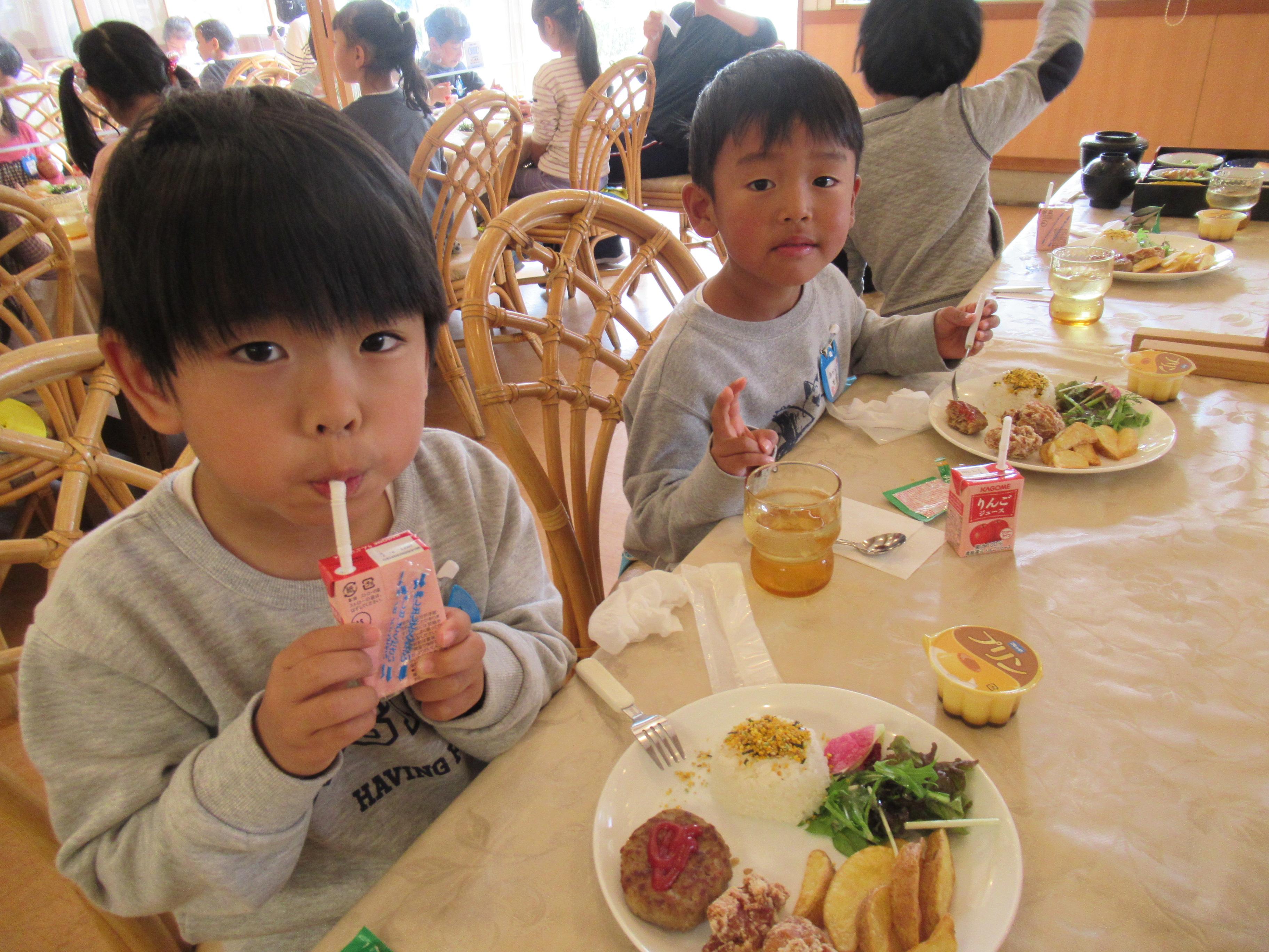 子どもがお子様ランチを食べている写真