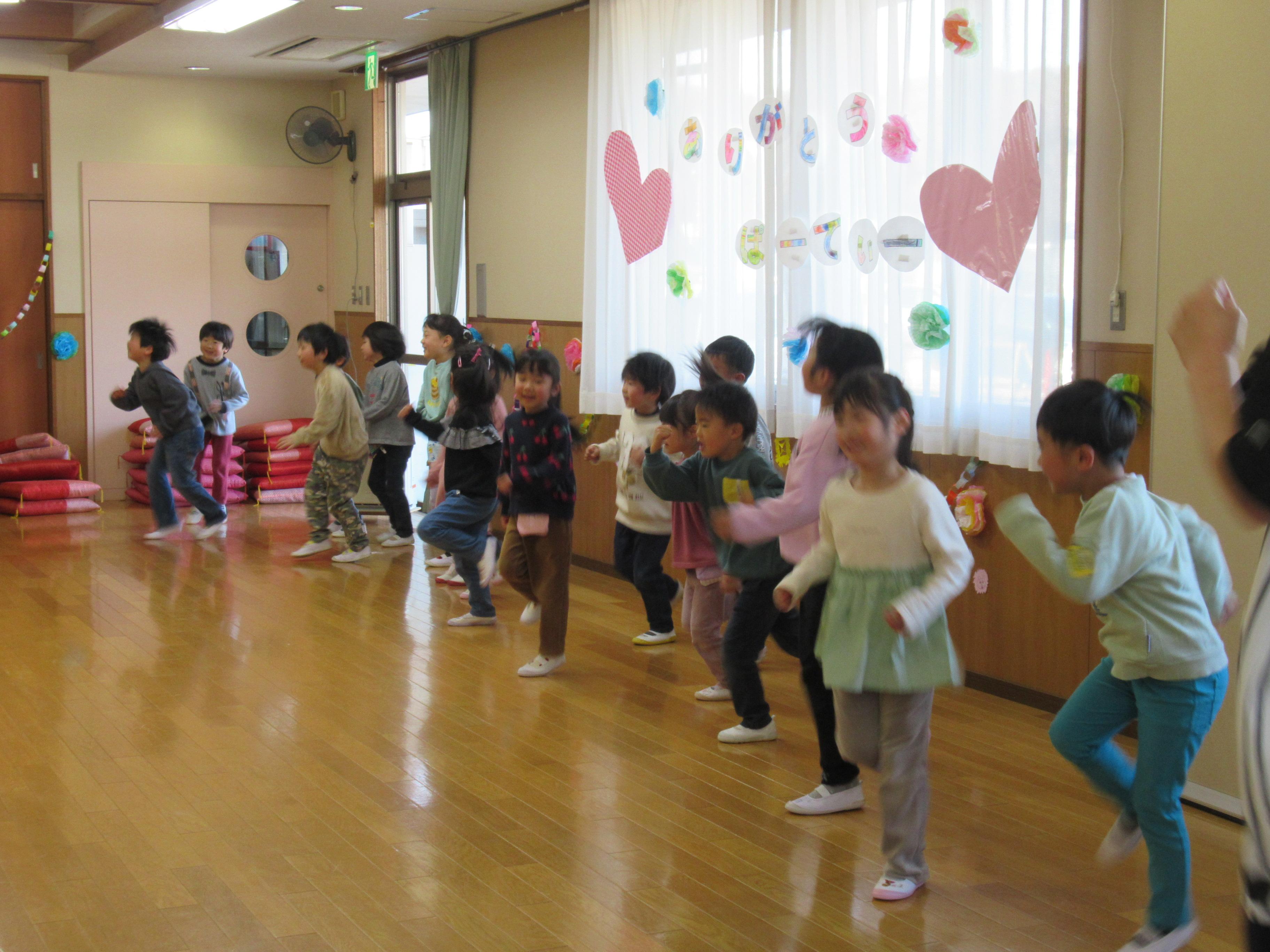 子どもが踊っている写真