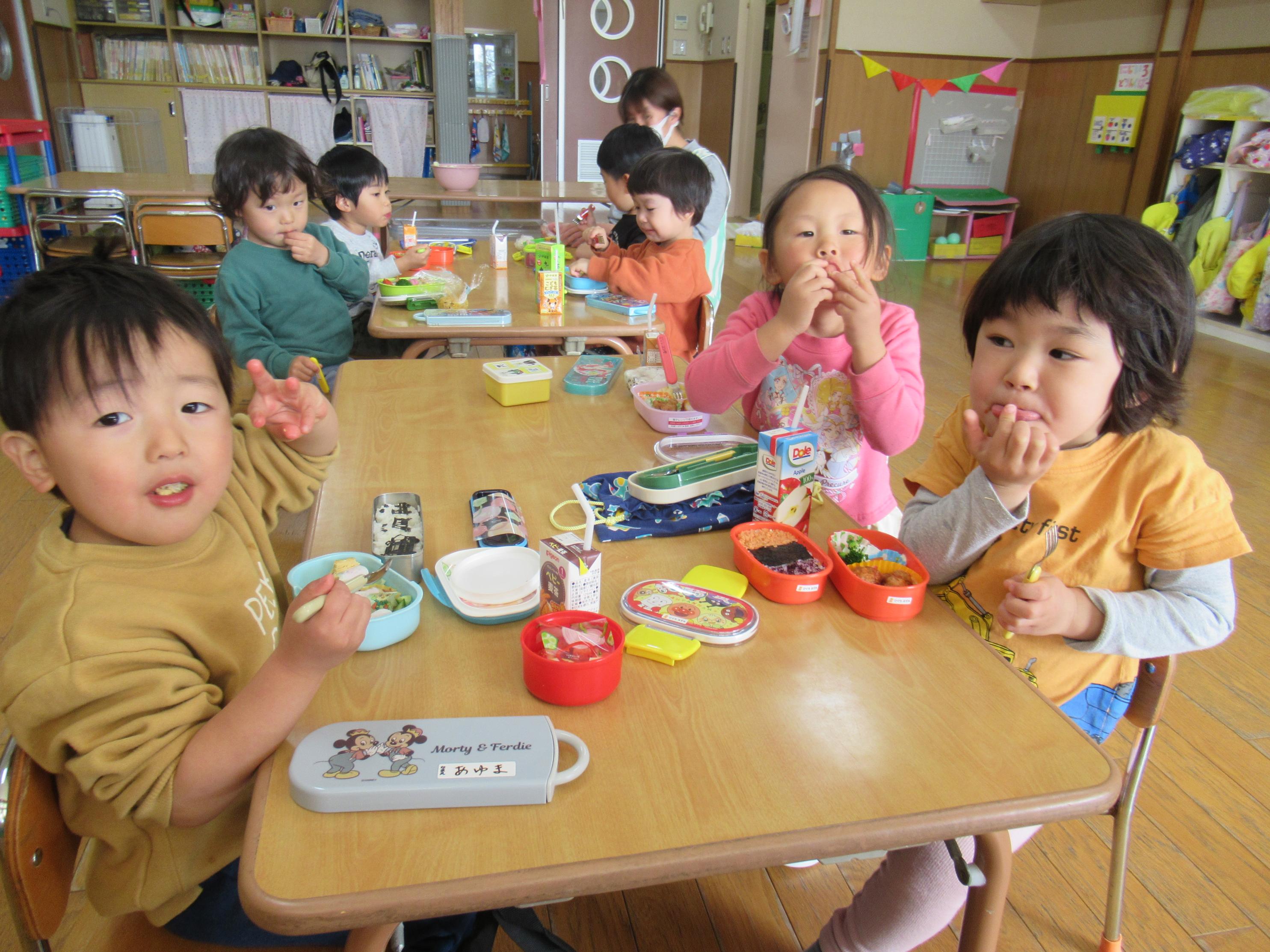 子どもがお弁当を食べている写真