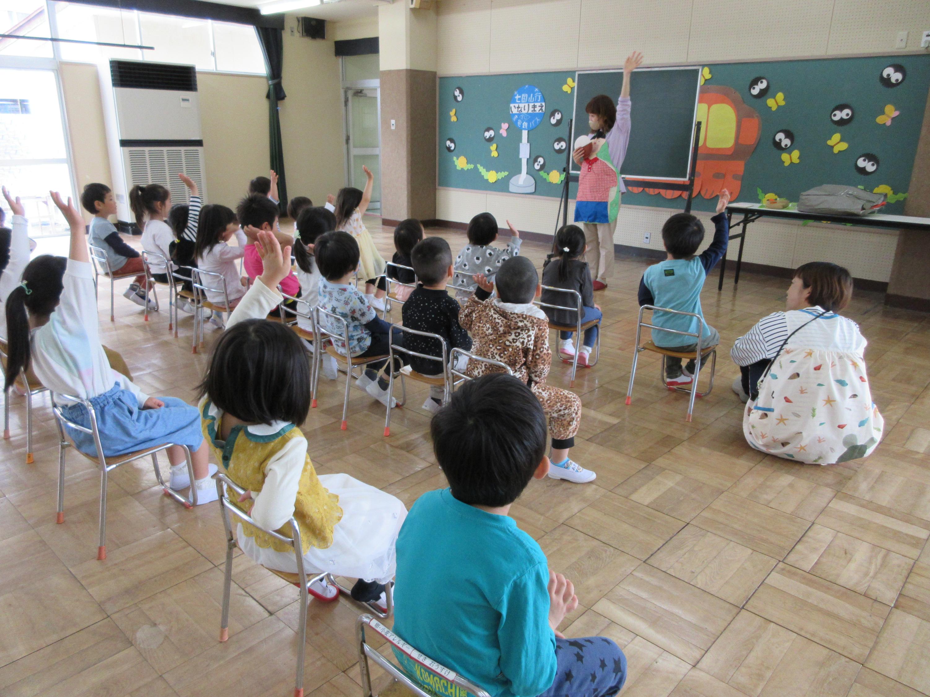 栄養指導を受けている子どもたちの写真です。