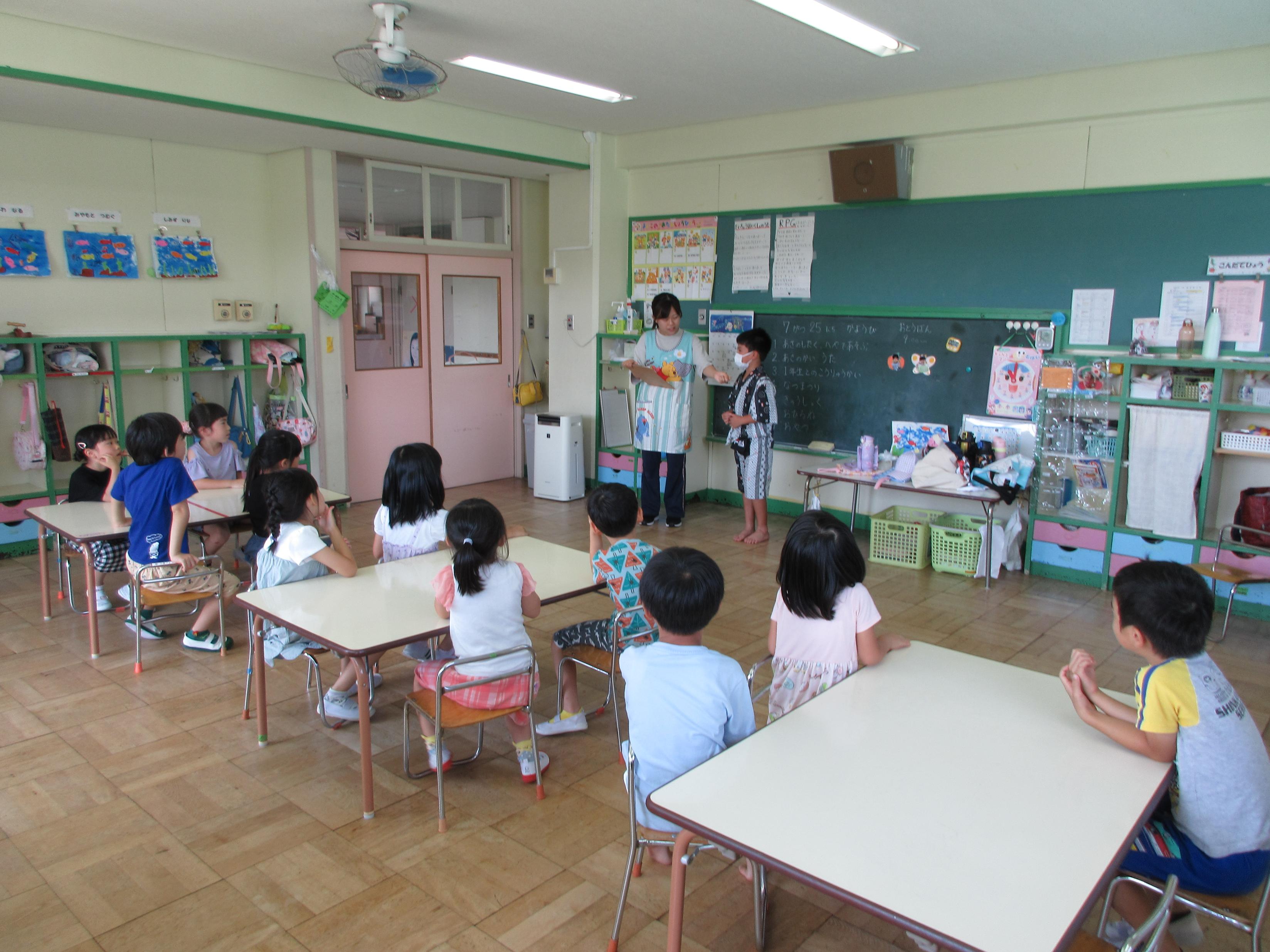 1年生と年長児の交流会の写真です