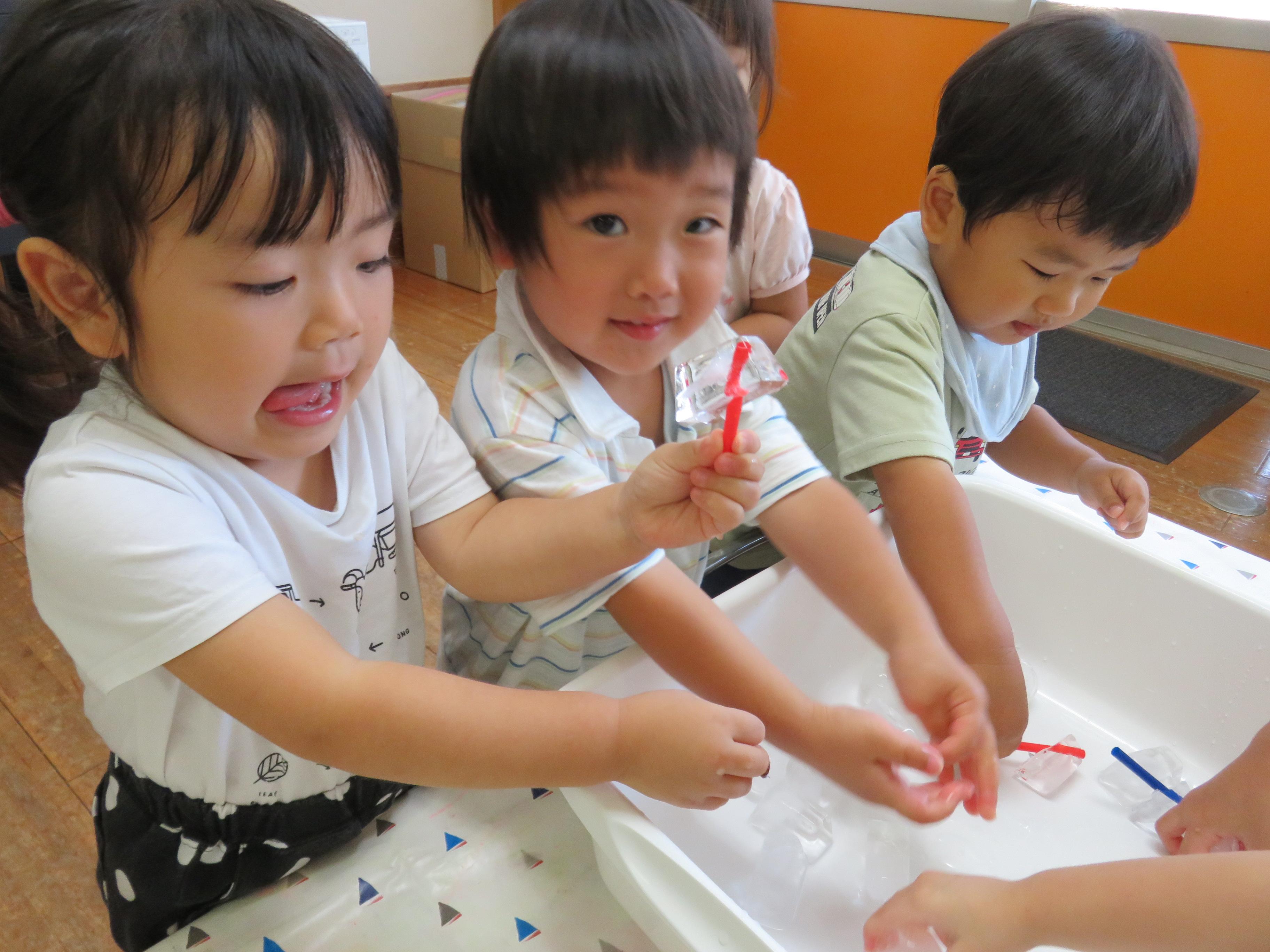 氷遊びの様子の写真